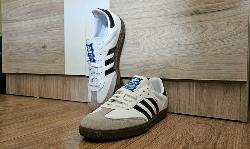 Adidas Samba in Weiß-Schwarz mit Gummisohle