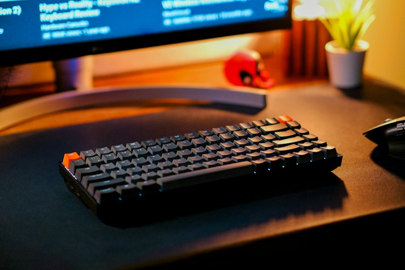 Gaming-Setup mit kompakter Tastatur