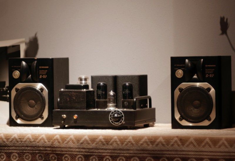 Stereo-Lautsprecher mit Röhrenverstärker