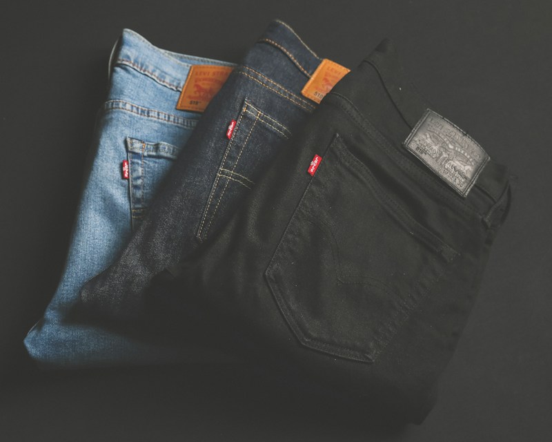 Jeans in verschiedenen Waschungen