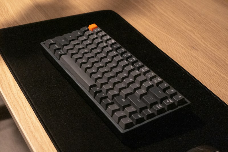 Mechanische Tastatur auf Holzschreibtisch