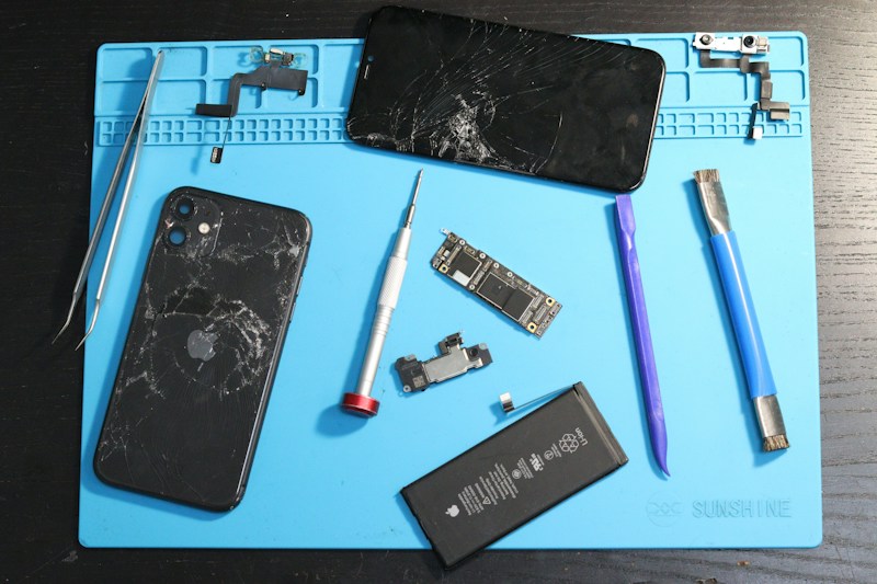 Smartphone-Reparatur mit Werkzeug