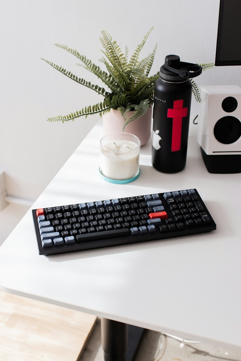 Kompakte mechanische Tastatur am Schreibtisch