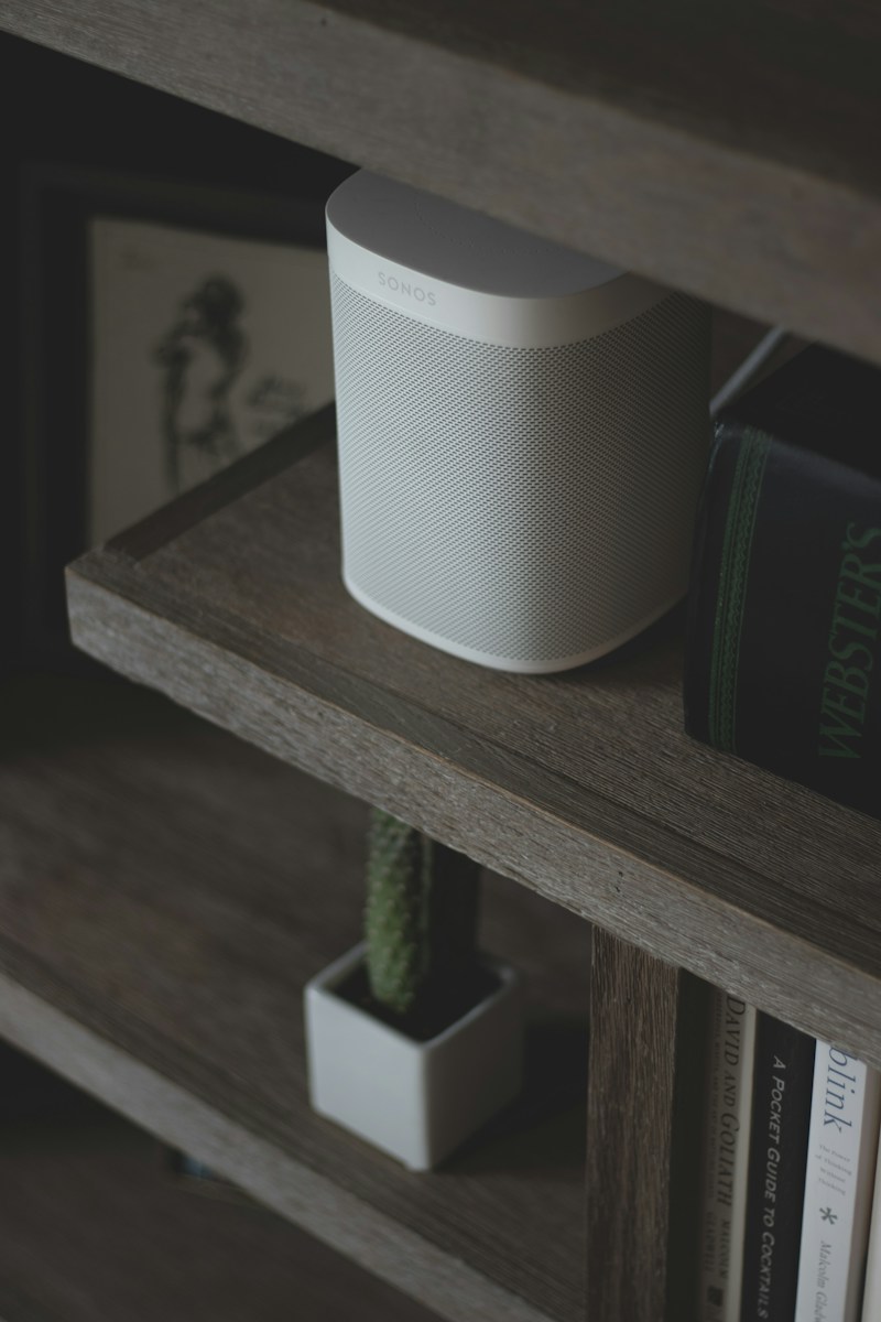 Sonos-Lautsprecher im Regal